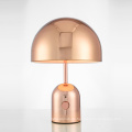 Moderne dekorative Tischlampe aus Metall in Roségold im neuen Design für Nachthotels